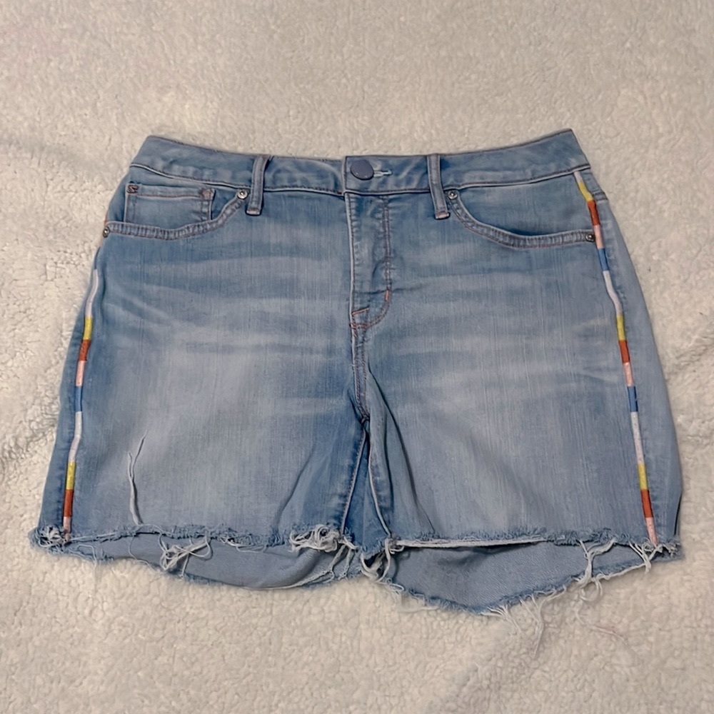 Jean shorts with color accents